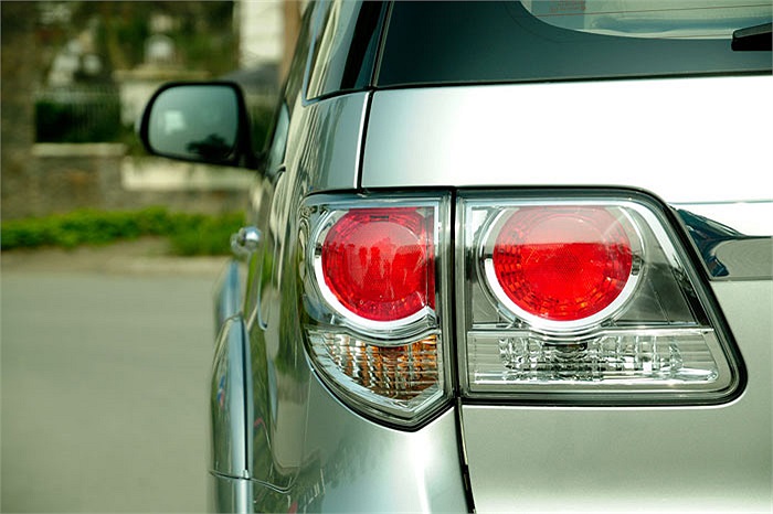 Bản Fortuner 2.7V hai cầu (4x4) có giá 1,039 tỷ đồng tăng 11 triệu đồng và bản Fortuner 2.7V một cầu (2x4) được bán với giá 934 triệu đồng), tăng 10 triệu đồng.