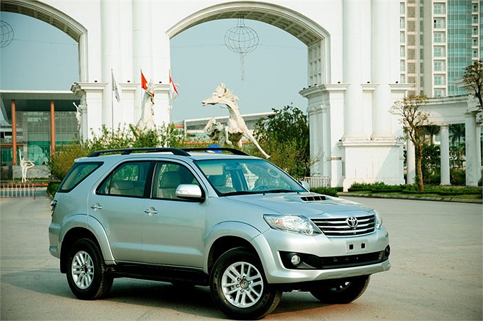 Hai phiên bản còn lại là Fortuner 2.7V 4x2 và Fortuner 2.7V 4x4 không có sự thay đổi về động cơ và chỉ có một số cải tiến nhẹ ở nội và ngoại thất.