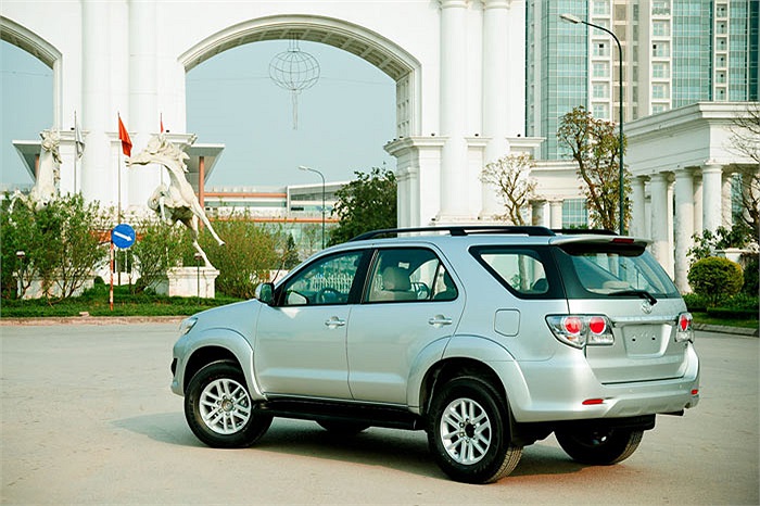 Thiết kế ngoại thất không có nhiều sự thay đổi ngoài sự xuất hiện của khe hút gió trên nắp ca pô. 