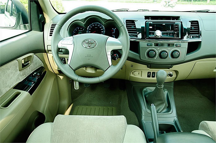 Bản Fortuner 2.7V hai cầu (4x4) có giá 1,039 tỷ đồng tăng 11 triệu đồng và bản Fortuner 2.7V một cầu (2x4) được bán với giá 934 triệu đồng), tăng 10 triệu đồng.