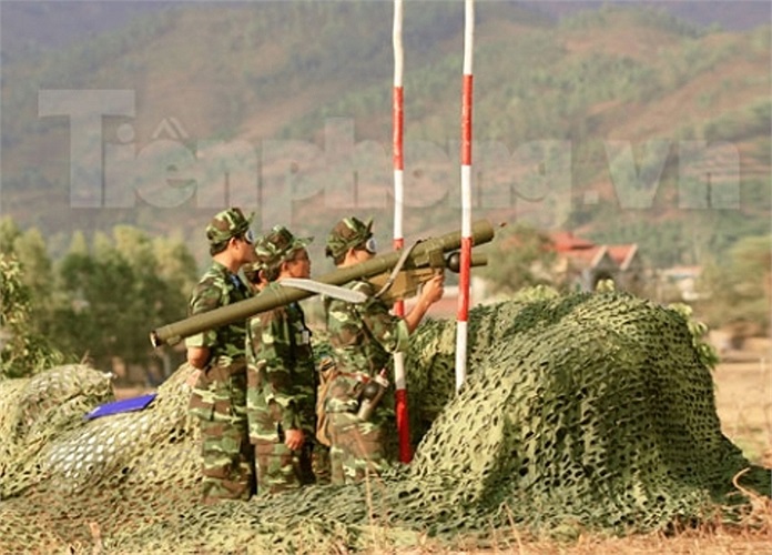 Khẩu đội tên lửa vác vai A72 của Trung đoàn 240 hướng mục tiêu sẵn sàng khai hỏa .(Theo Tiền phong)