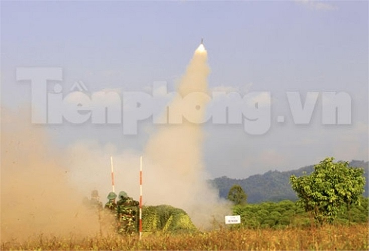 Tên lửa A72 thứ ba hướng thẳng mục tiêu.(Theo Tiền phong)