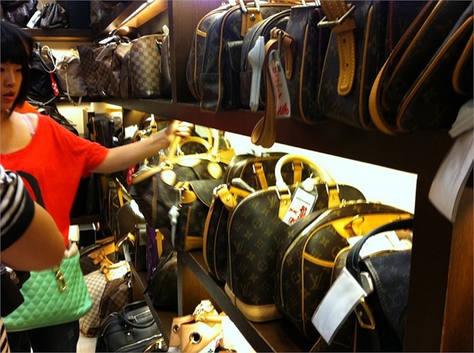 Việc kinh doanh của bà Zhu thực sự phát triển sau năm 2008, khi nền kinh tế chịu ảnh ưởng suy thoái toàn cầu.Những người giàu có đã tìm tới các cửa hàng bán đồ giảm giá hya các đồ xa xỉ cũ.