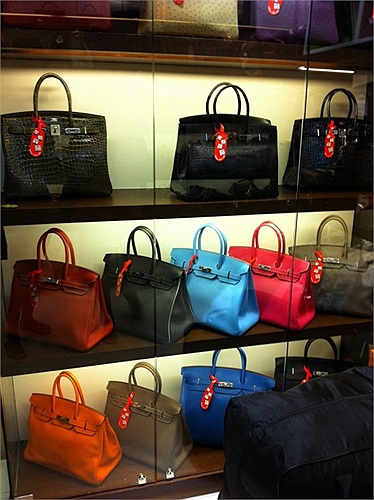 Tuy nhiên, không phải những hàng xa xỉ cũ sẽ có mức giá rẻ. Thậm chí, một số sản phẩm nằm trong danh sách phiên bản giới hạn, số lượng ít sẽ có mức giá cao hơn.