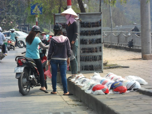 Thủ tướng yêu cầu dẹp mũ bảo hiểm vỉa hè