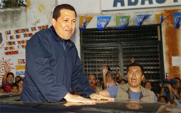 20/3/2003: Tổng thống Hugo Chavez được người dân đón chào khi đến khu nhà dành cho người thu nhập thấp