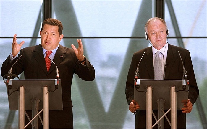 15/5/2006: Tổng thống Venezuela Hugo Chavez đến Anh và có bài phát biểu cùng Thị trưởng London Ken Livingstone