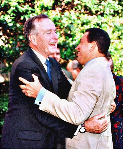 11/6/1999: Cựu Tổng thống Mỹ George Bush và Tổng thống Venezuela Hugo Chavez ôm hôn trước khi cuộc họp của họ diễn ra ở Houston, Texas