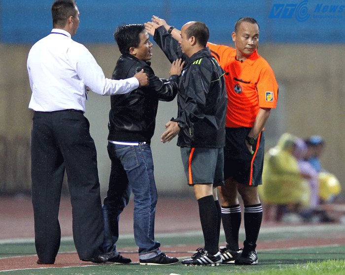 Trọng tài khiến HAGL nổi sung từng bị dọa giết