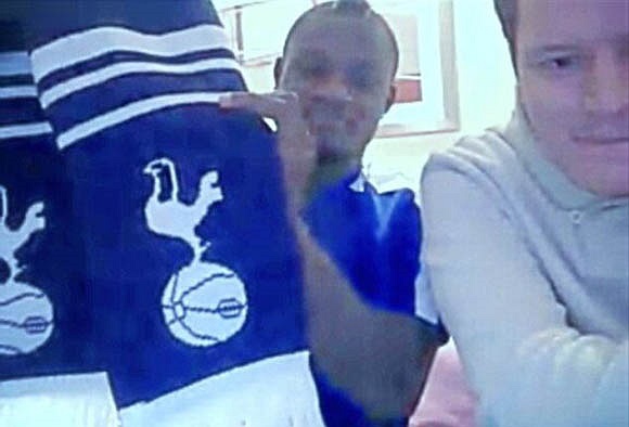 Cầu thủ Arsenal quên rằng Tottenham là đối thủ không đội trời chung của The Gunners ở thủ đô London.