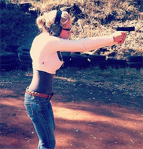 Hình ảnh Reeva Steenkamp bắn súng cùng khẩu colt mà Oscar Pistorius đã dùng để sát hại cô