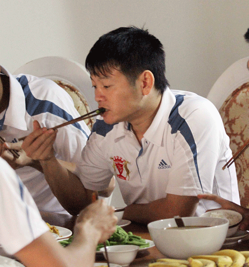 Văn Quyến hết cảnh 'lăn nhanh hơn đi'