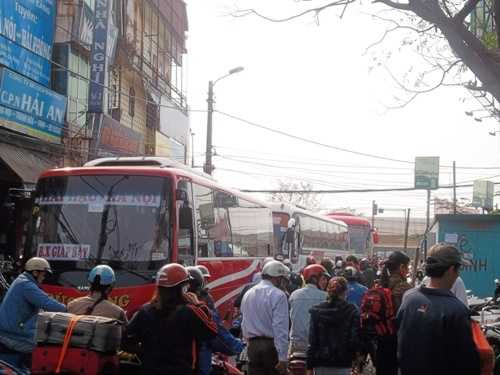 Vật vã, phờ phạc trở về thành phố