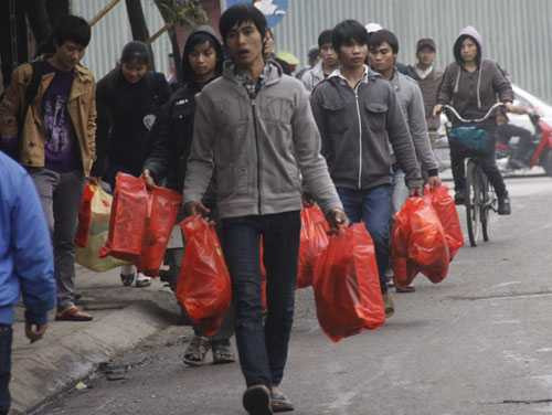 Vật vã, phờ phạc trở về thành phố