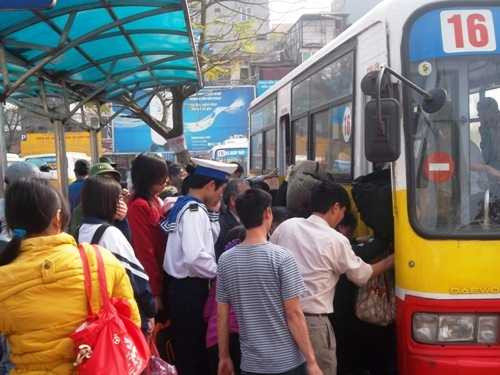 Vật vã, phờ phạc trở về thành phố