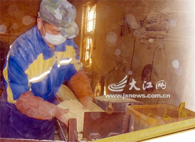 Độc giả ở Giang Tây (Trung Quốc) đã phản ánh với một tờ báo về cơ sở sản xuất đũa dùng một lần rất mất vệ sinh. 