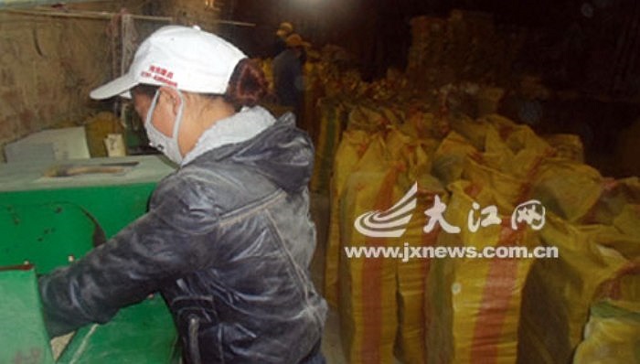 Phóng viên tờ báo địa phương đóng vai là người cần tìm thuê chỗ làm kho chứa hàng. Quan sát nơi sản xuất, nguyên liệu để làm đũa ngổn ngang.