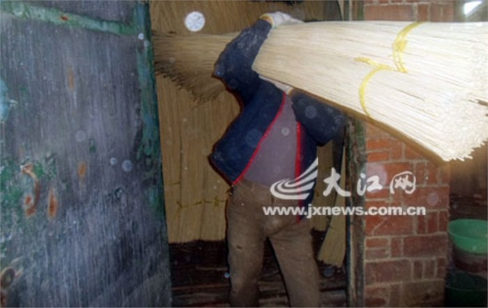 Để làm rõ sự việc, phóng viên liên hệ với cơ quan chức năng địa phương. Bên trong nơi sản xuất có 3 khu vực gồm nơi cắt đũa, đánh bóng đũa và đóng vào bao tải