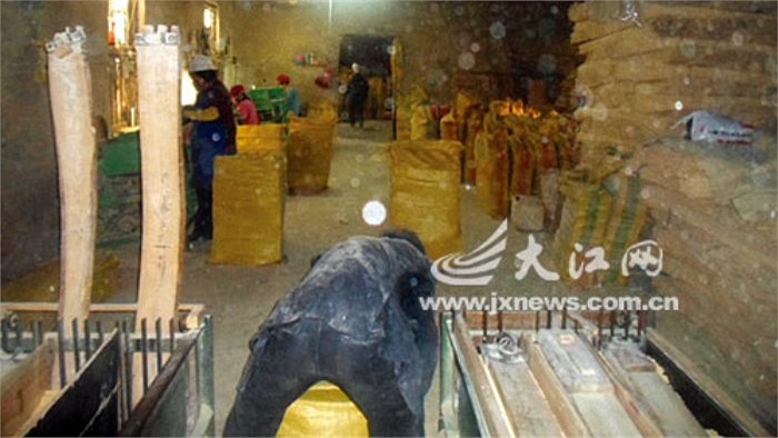 Ngay lập tức, cơ quan chức năng đến kiểm tra xưởng sản xuất. Đây là cơ sở không có giấy chứng nhận, giấy phép. Thậm chí, khi đến hiện trường, người tự nhận là ông chủ tỏ ra khá thô lỗ