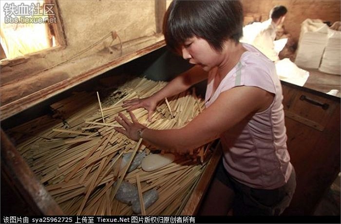 Hồi tháng 4 năm ngoái, cơ quan chức năng cũng đã tiến hành kiểm tra xưởng sản xuất đũa dùng một lần tại Liễu Châu 