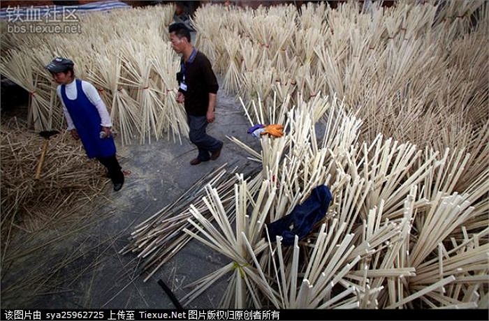 Cơ quan chức năng phát hiện công nhân dùng sáp paraffin (dùng trong sản xuất nến) và bột talc (dùng chống dính khuôn trong công nghiệp) để sản xuất đũa