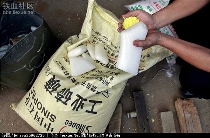 Những bao tải sáp paraffin được tìm thấy trong xưởng sản xuất