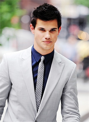 Bạn diễn của cô – người sói Taylor Lautner cũng nhận giải Nam diễn viên phụ tệ nhất. 