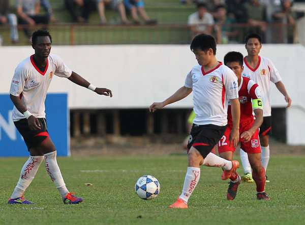 Vì sao Văn Quyến phải ngồi dự bị?