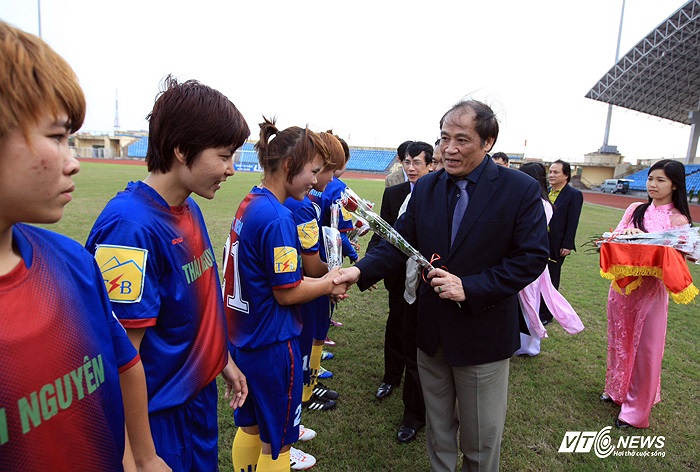 Chủ tịch Liên đoàn bóng đá Việt Nam (VFF) Nguyễn Trọng Hỷ tới dự lễ khai mạc và tặng hoa chúc mừng các nữ cầu thủ nhân ngày Quốc tế phụ nữ 8-3.