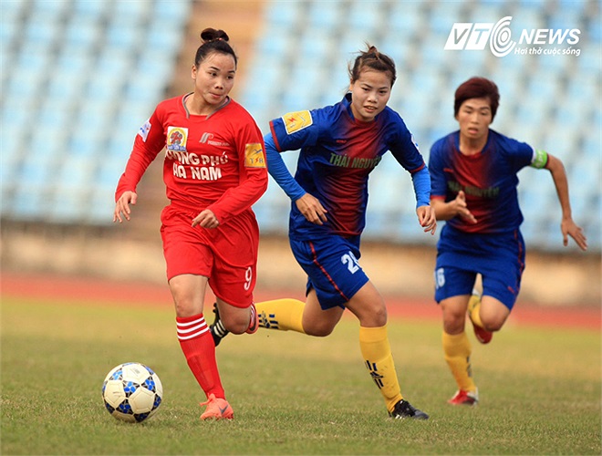 Sau lễ khai mạc ngắn gọn, trang trọng là cuộc so tài giữa đội chủ nhà Phong Phú Hà Nam (đỏ) với Gang Thép Thái Nguyên. 