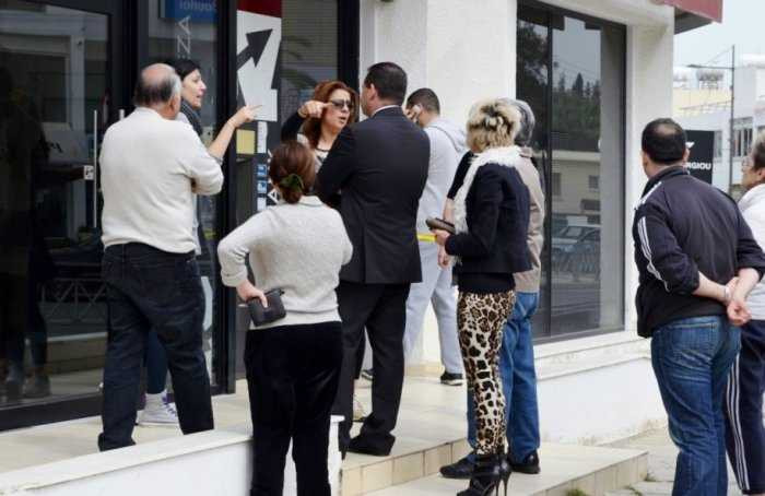 Xem dân Síp lại rồng rắn đi rút tiền từ ATM
