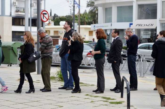 Xem dân Síp lại rồng rắn đi rút tiền từ ATM