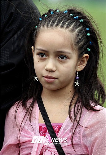 Khuôn mặt của cô bé lai.