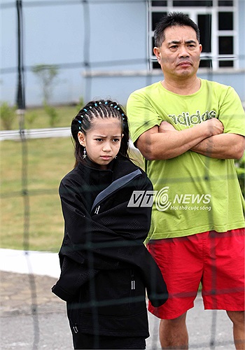 Đứng cạnh bố để xem anh trai tập luyện.