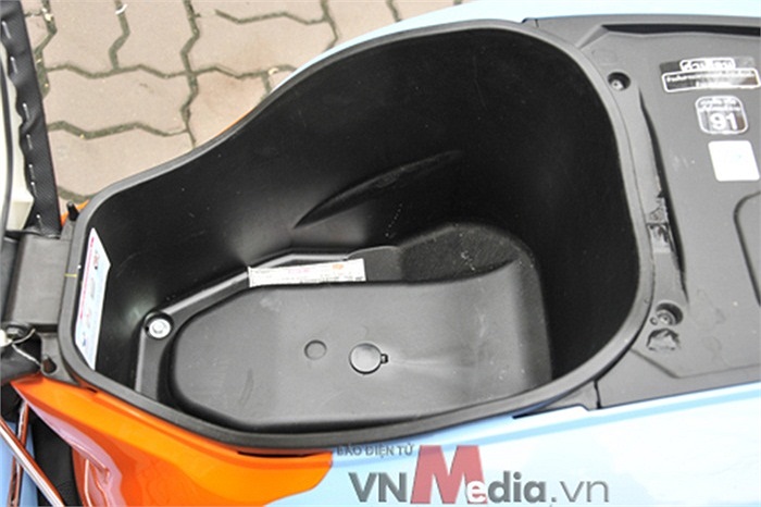 Cốp xe rộng có thể chứa mũ bảo hiểm nửa đầu.