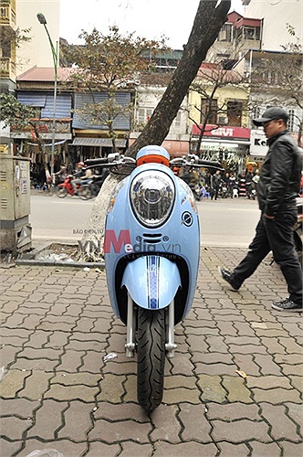 Xe vẫn giữ dáng tổng thể của Scoopy thế hệ cũ nhưng cũng có một số nét giống với đối thủ Yamaha Mio