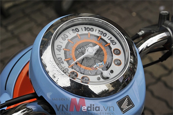 Đồng hồ km và xăng vẫn là dạng kim 