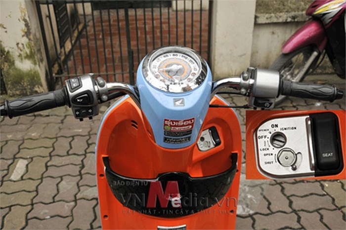 Phải mở cốp xe mới đổ được xăng nên chỉ có một nút nhấn mở cốp