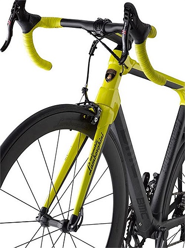 Theo những thông tin ban đầu, khung xe được làm từ sợi các-bon với kiểu dáng thiết kế lấy cảm hứng từ siêu phẩm Aventador. 