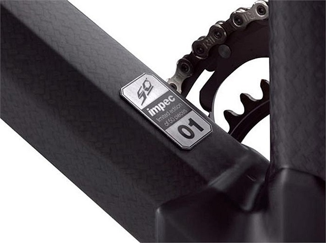 Xe có 2 tông màu vàng – đen kiểu thể thao. Trên thân xe, có gắn logo của Lamborghini. 