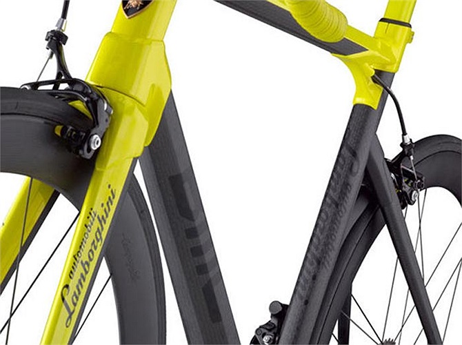 Xe có 2 tông màu vàng – đen kiểu thể thao. Trên thân xe, có gắn logo của Lamborghini. 