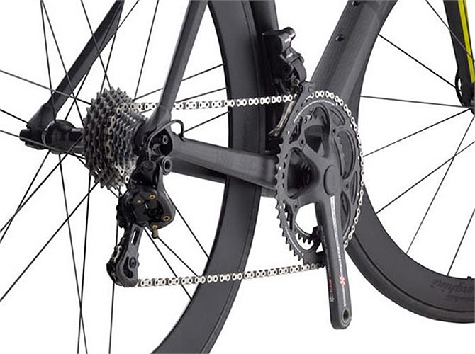 Xe trang bị bộ phanh Campagnolo Super Record Skeleton và vành hiệu Continental Competition đường kính 22 inch.