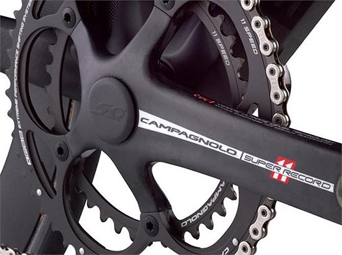 Xe trang bị bộ phanh Campagnolo Super Record Skeleton và vành hiệu Continental Competition đường kính 22 inch.