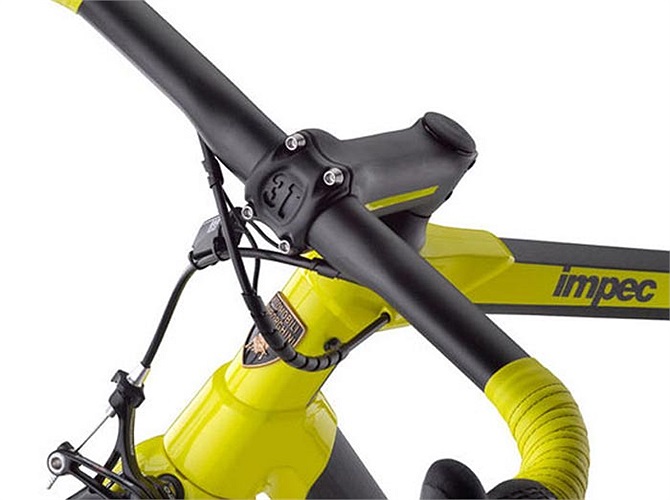 Phần tay lái và yên xe bọc loại da lộn tương tự loại da sử dụng cho ghế xe Lamborghini Aventador LP-700.