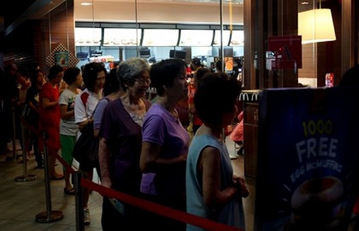 Sáng thứ Hai (18/3), chuỗi cửa hàng ăn nhanh Mcdonald's phục vụ miễn phí hơn 5 triệu suất Egg McMuffins (loại bánh được phục vụ với thịt gà và trứng) trên khắp 5000 nhà hàng của hãng ở châu Á, Trung Đông và châu Phi. 