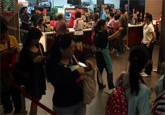 Tại Singapore, hơn 121.000 suất được phục vụ miễn phí. Rất nhiều người khi biết thông tin này đã xếp hàng từ đêm hôm trước để không bị dậy muộn 