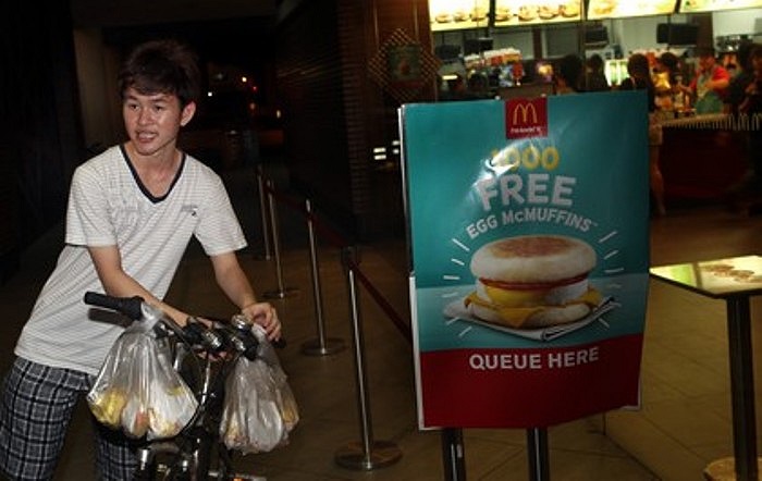 Adam Lim Kim Lye, 18 tuổi - sinh viên vui vẻ trở về nhà với 2 suất ăn miễn phí mua được từ sáng sớm