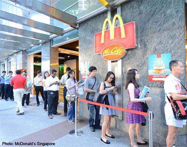 Dù là sáng đầu tuần, nhưng nhiều người vẫn kiên trì xếp hàng đợi đến lượt để có được bữa sáng miễn phí 