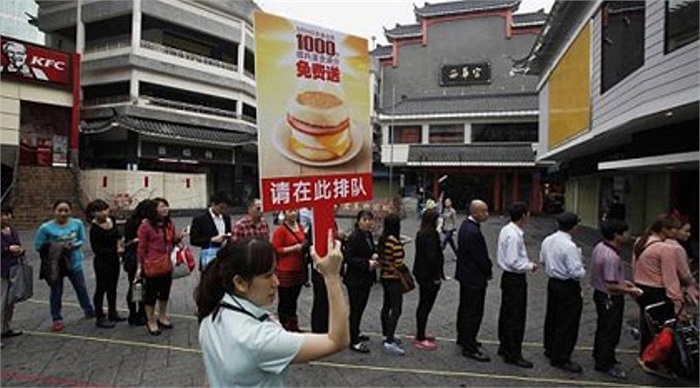 Theo tờ Straits Time của Singapore, phần lớn khách hàng xếp hàng là người già, sinh viên...