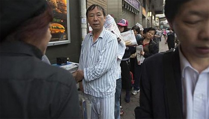 Khách hàng sẽ nhận phiếu giảm giá trước khi vào bên trong cửa hàng. McDonald's đã huy động nhân viên, lực lượng bảo vệ để chương trình được thực hiện suôn sẻ